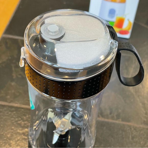 VOTSUPKITDINOK Portable Blender, USB Rechargeable, with 6pcs 3D  Black - Picture 2 of 10